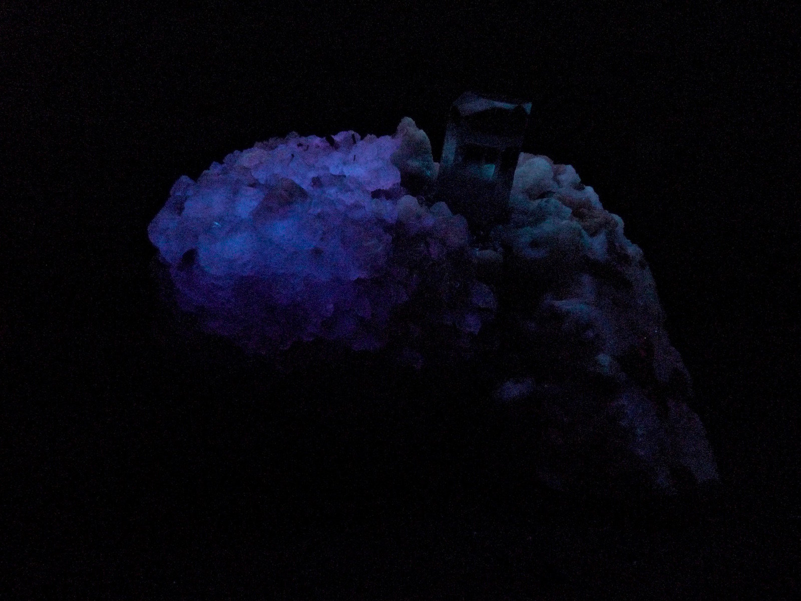 Fluorita + Berilo (variedad aguamarina) + Microclina
8 x 7 x 6,5 cm
(Autor: Josele)