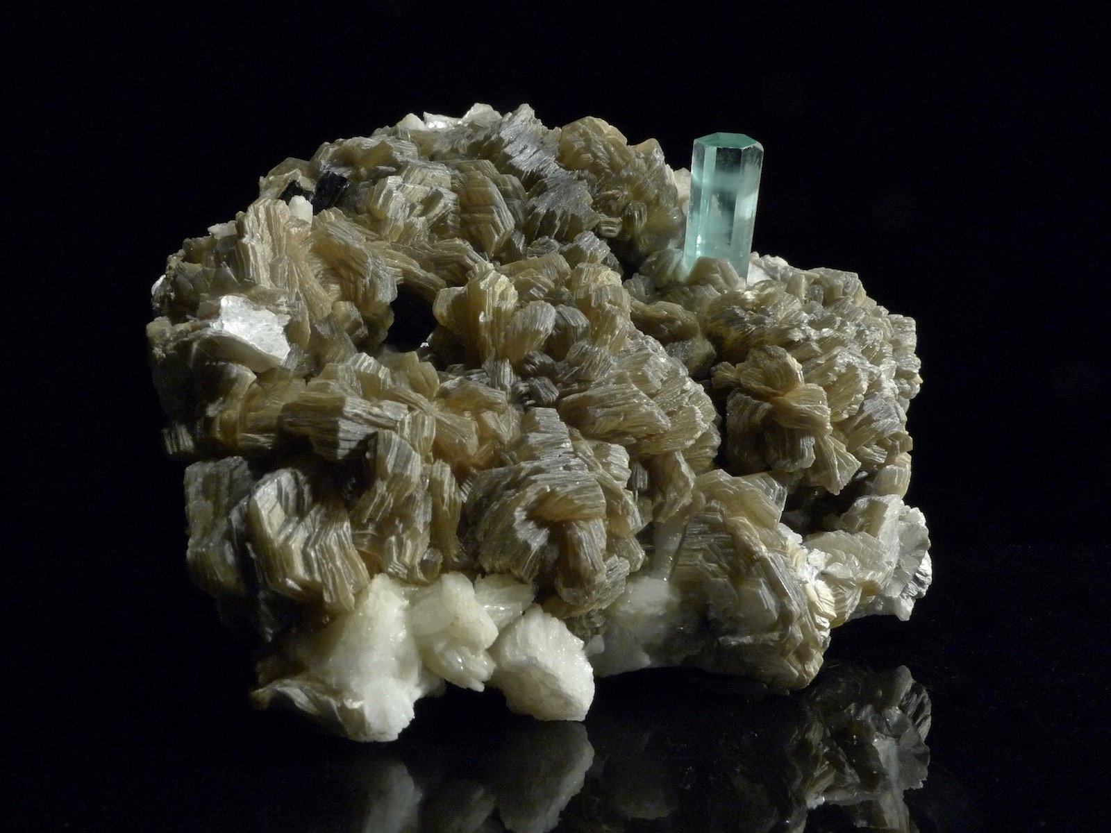 Muscovita + Berilo (var. aguamarina) + feldespato + ...
11 x 9 x 7 cm
(Autor: Josele)