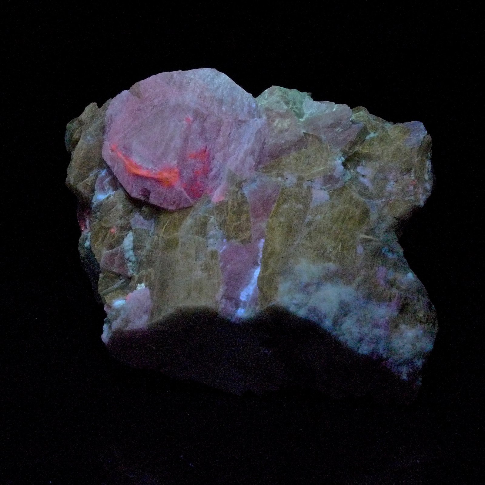 Sodalita (variedad hackmanita)
9 x 8 x 8 cm
(Autor: Josele)