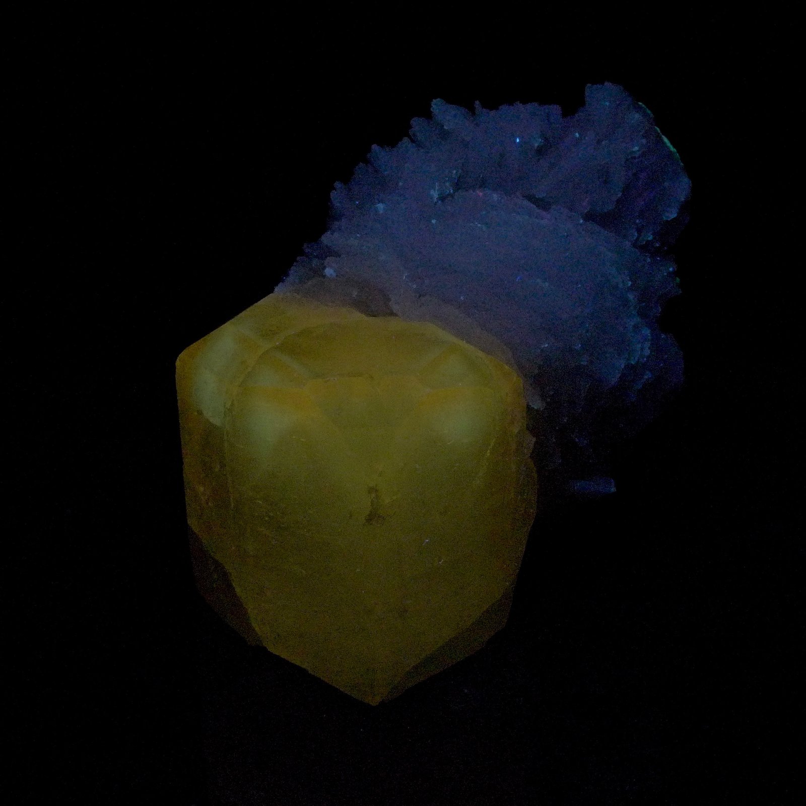 Topacio + Albita
9,5 x 5,5 x 5 cm
(Autor: Josele)