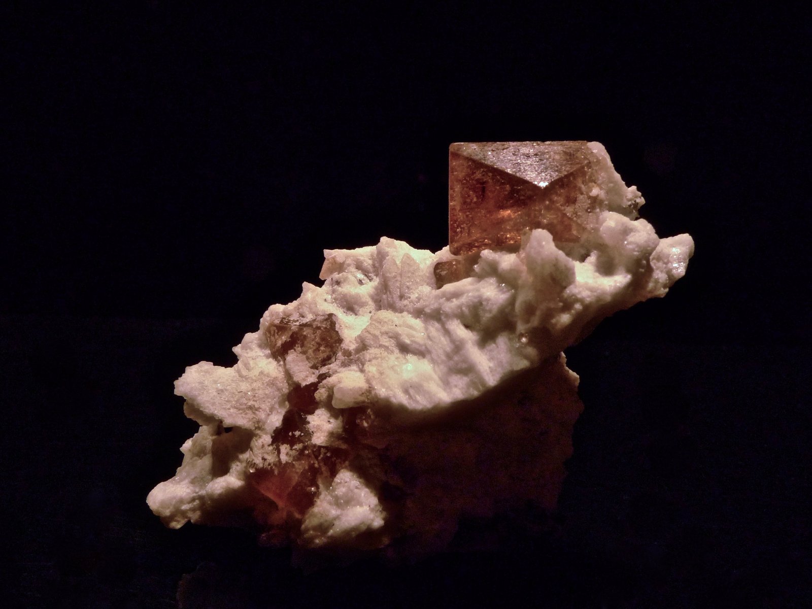 Topacio, Albita
6 x 4 x 3 cm
(Autor: Josele)