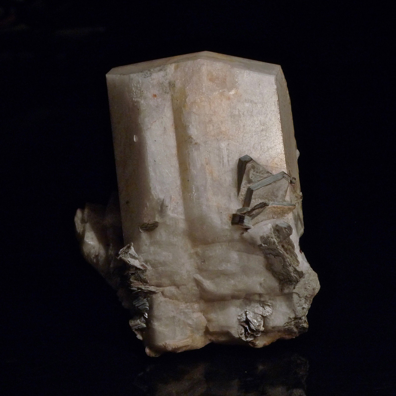 Microclina
Cristal principal: 10 x 6 x 6 cm
(Autor: Josele)