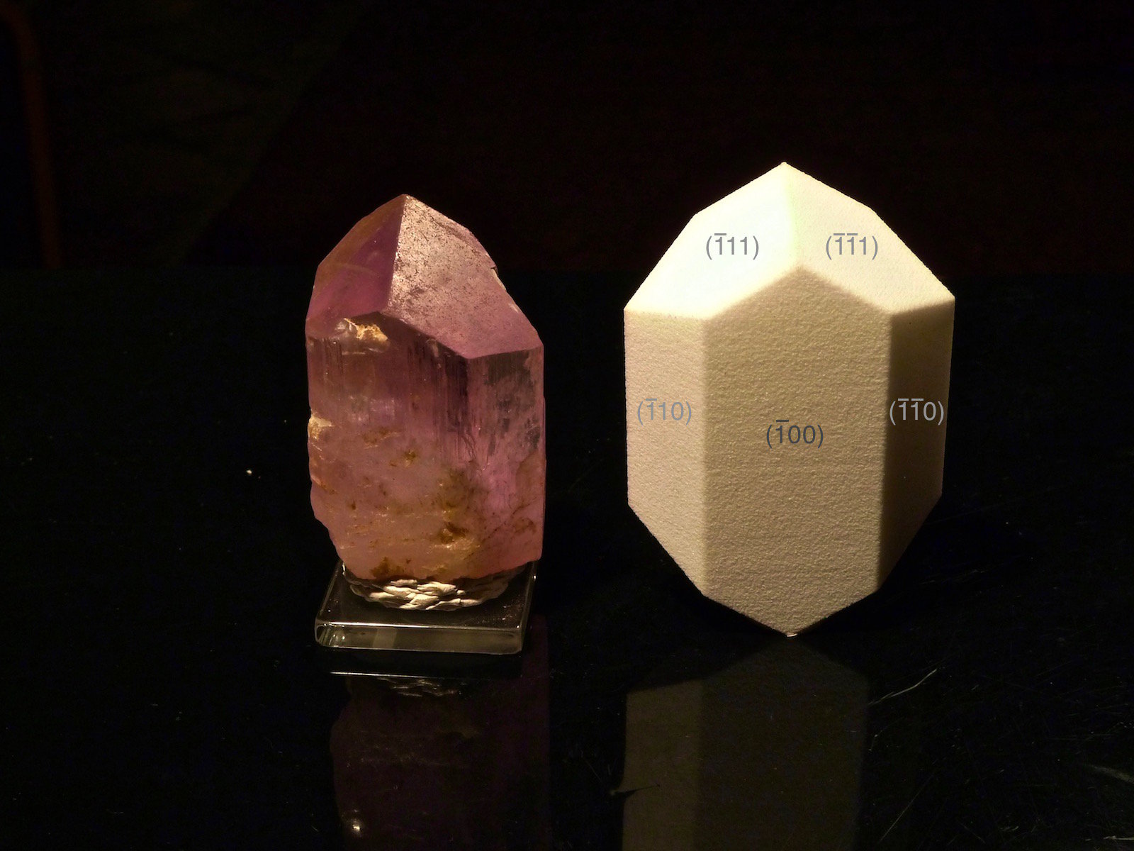 Espodumena
4,8 x 2,8 x 2,3 cm
(Autor: Josele)