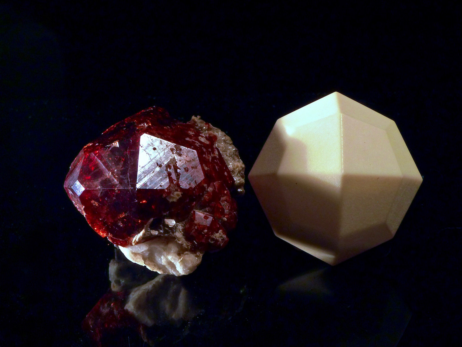 Almandino  Espesartina (serie)
5 x 4,5 x 3 cm
(Autor: Josele)