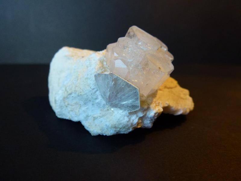 Berilo, Moscovita
6 x 3 cm la pieza; 2 x 1,2 cm el berilo
(Autor: javier ruiz martin)