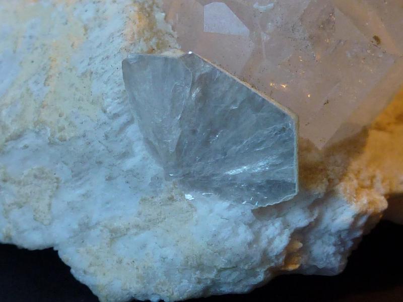 Berilo, Moscovita
6 x 3 cm. la pieza; 2 x 1,2 cm. el Berilo
(Autor: javier ruiz martin)