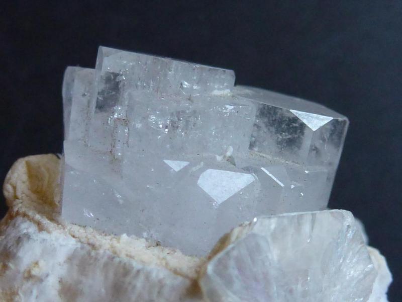 Berilo, Moscovita
6 x 3 cm. la pieza; 2 x 1,2 cm el Berilo
(Autor: javier ruiz martin)