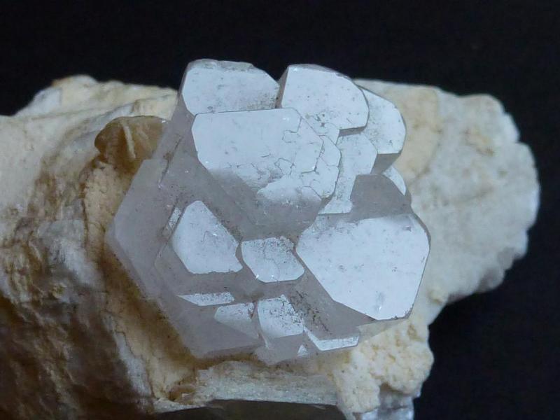 Berilo, Moscovita
6 x 3 cm. la pieza; 2 x 1,2 cm el Berilo
(Autor: javier ruiz martin)