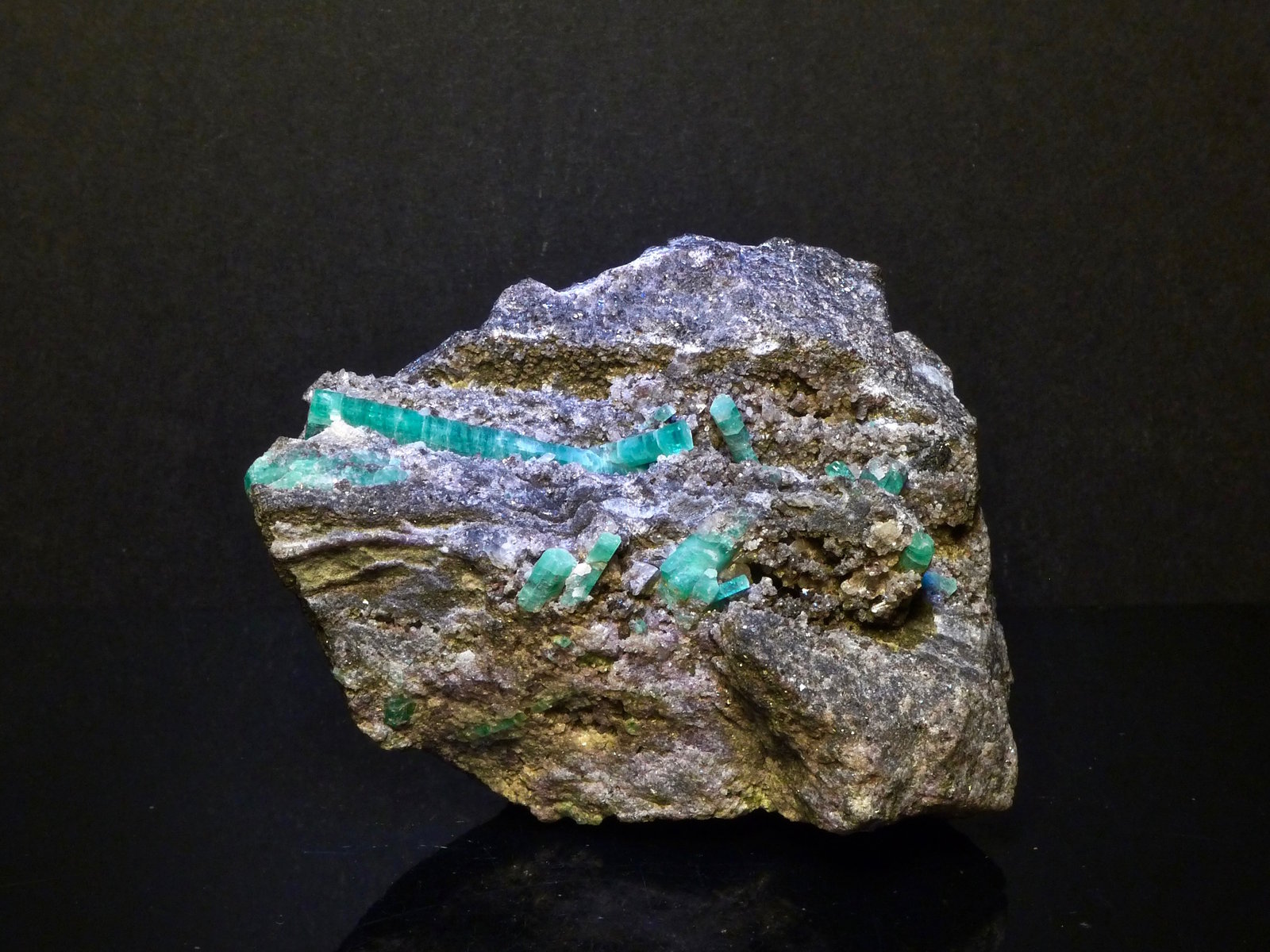 Berilo (variedad esmeralda) y Scheelita
8,5 x 6 x 5 cm
(Autor: Josele)