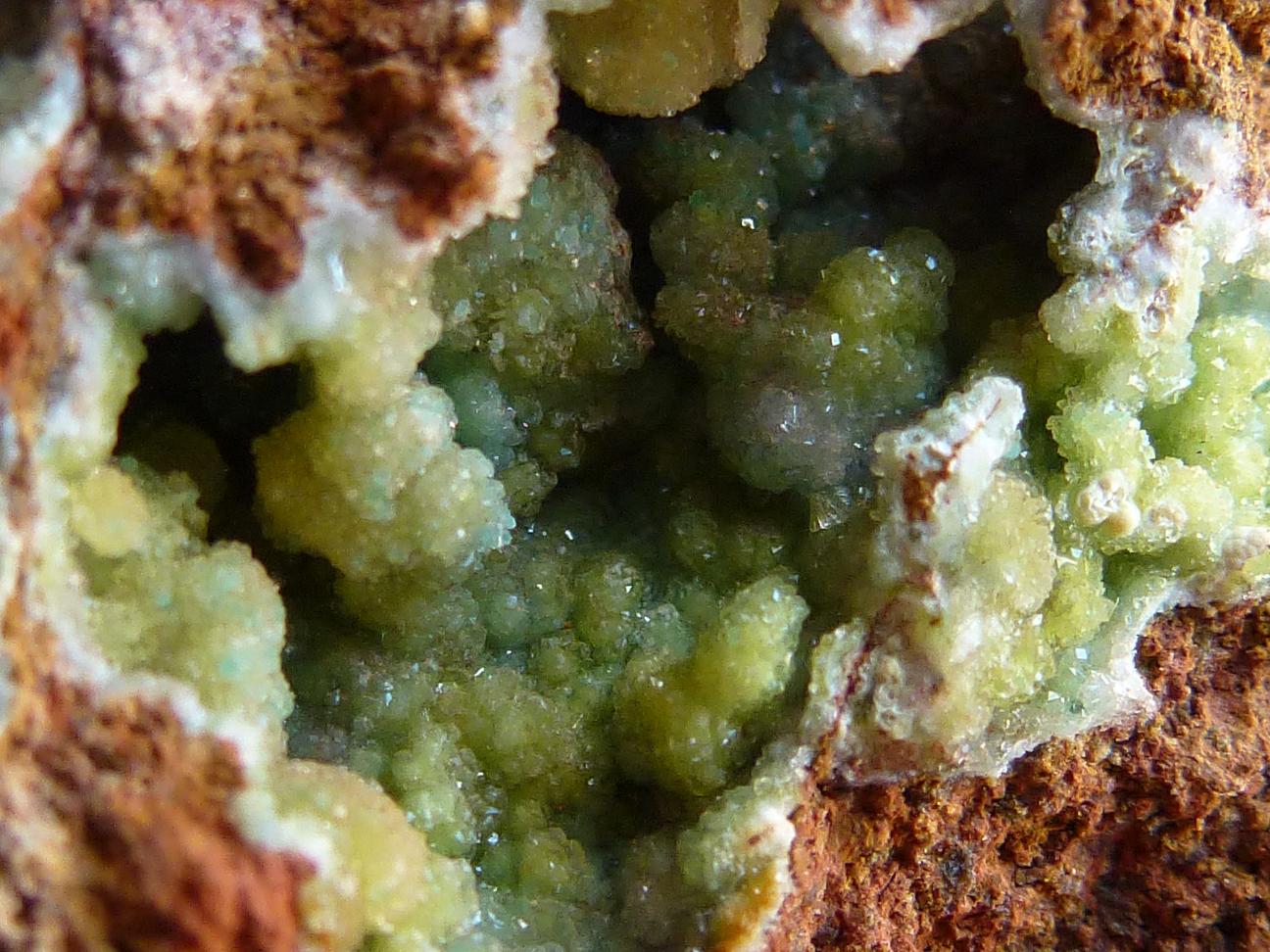 Wavellita
Pieza 3,5 x 3 cm. Geoda 2 x 1 cm.
(Autor: javier ruiz martin)