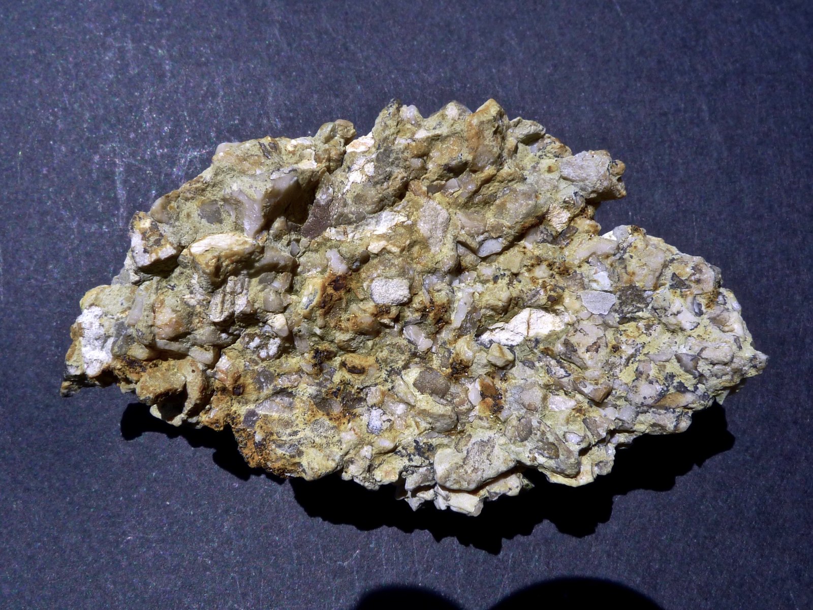 Brecha caliza
7,5 x 4,5 x 3 cm
(Autor: Josele)