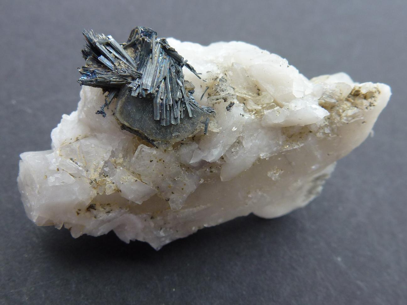 Estibina en Cuarzo
3 x 2 cm.
(Autor: javier ruiz martin)