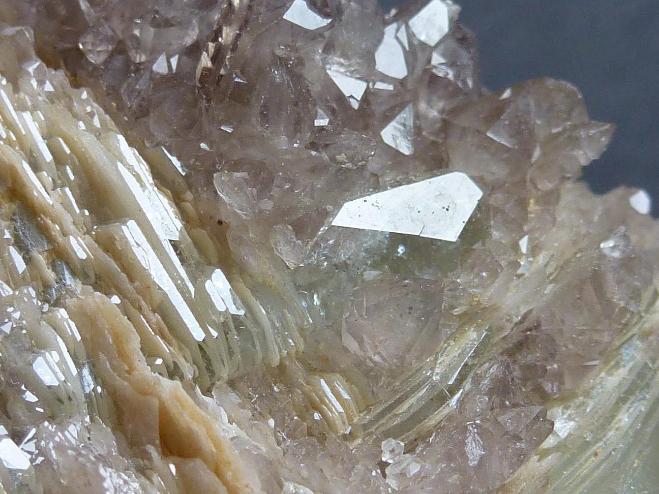 Datolita, Cuarzo
10 x 6 cm.
(Autor: javier ruiz martin)