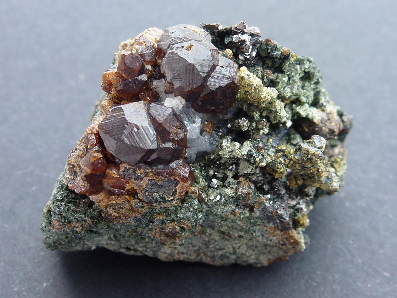 Granate, Anfíbol (variedad uralita), Magnetita, Calcita, Pirita
4 x 3 cm.
(Autor: javier ruiz martin)