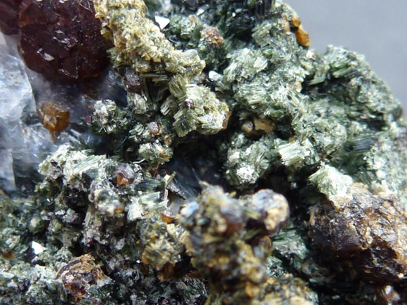 Granate, Anfíbol (variedad uralita), Magnetita, Calcita, Pirita
4 x 3 cm.
(Autor: javier ruiz martin)