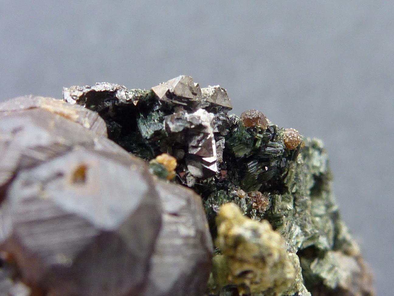 Granate, Anfíbol (variedad uralita), Magnetita, Calcita, Pirita
4 x 3 cm.
(Autor: javier ruiz martin)