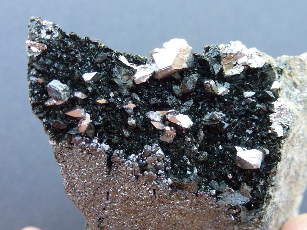 Löllingita, Ferro-actinolita, Diópsido, Magnetita
6 x 3 cm. la zona de cristales
(Autor: javier ruiz martin)