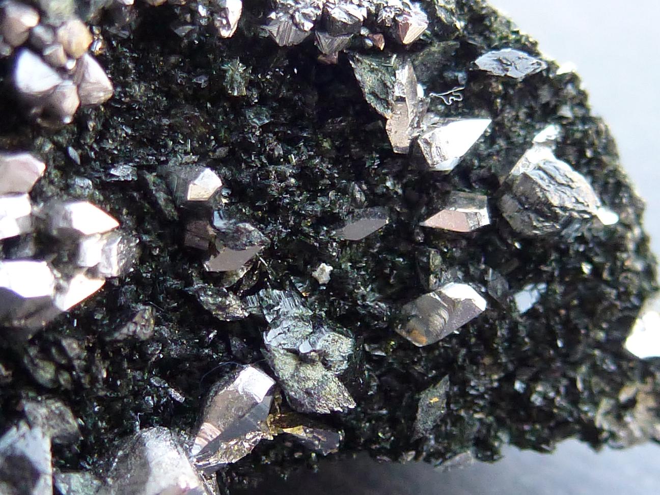Löllingita, Ferro-actinolita, Diópsido, Magnetita
6 x 3 cm. la zona de cristales
(Autor: javier ruiz martin)
