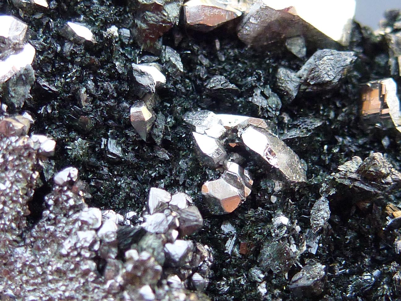 Löllingita, Ferro-actinolita, Diópsido, Magnetita
6 x 3 cm. la zona de cristales
(Autor: javier ruiz martin)