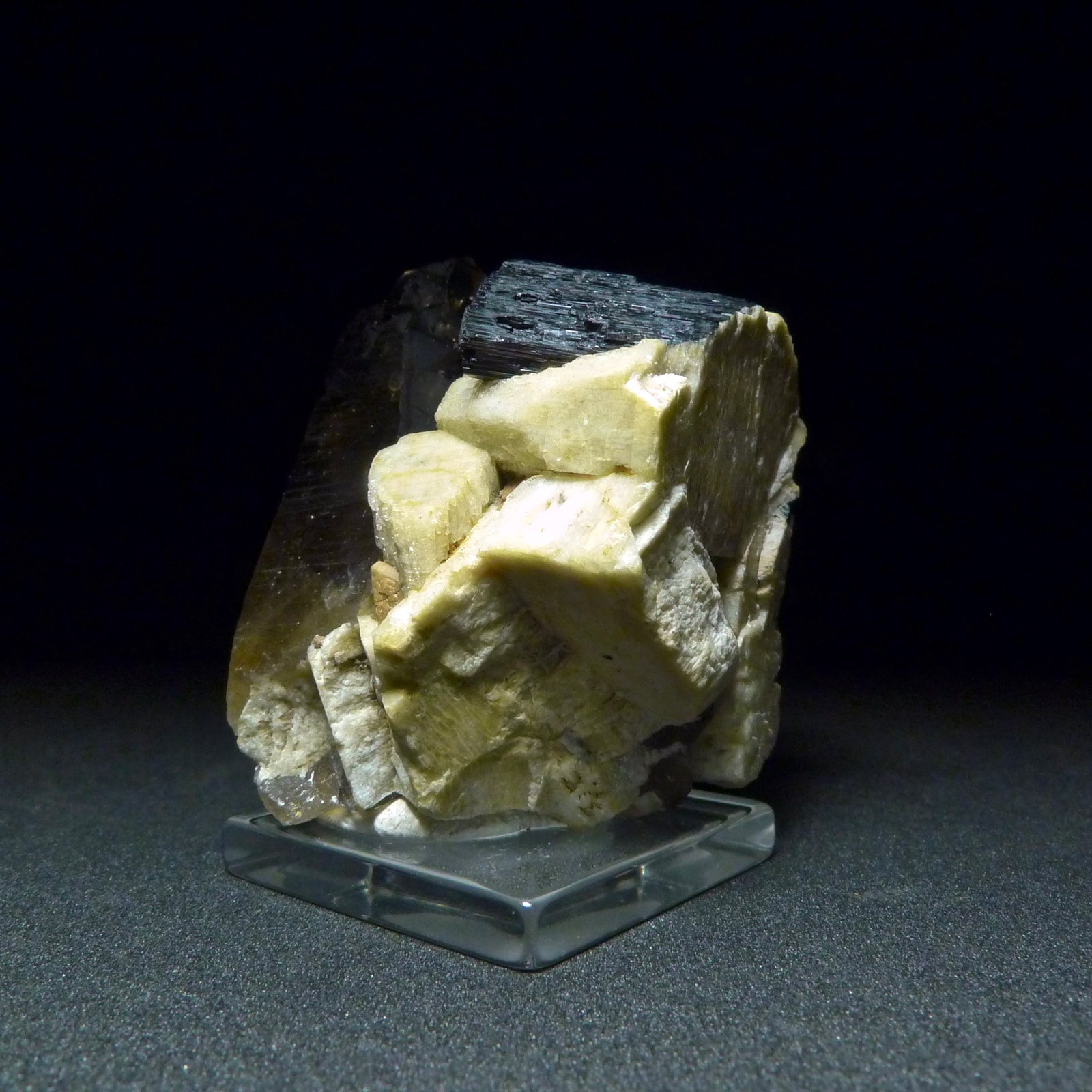 Microclina, Arfvedsonita, Cuarzo (variedad ahumado) y Zircón
4,5 x 4 x 3,5 cm
(Autor: Josele)