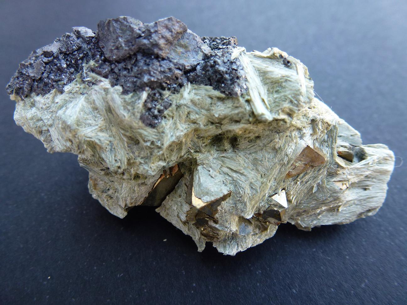 Pirita Octaédrica, Magnetita y Tremolita
6 x 5 cm.
(Autor: javier ruiz martin)