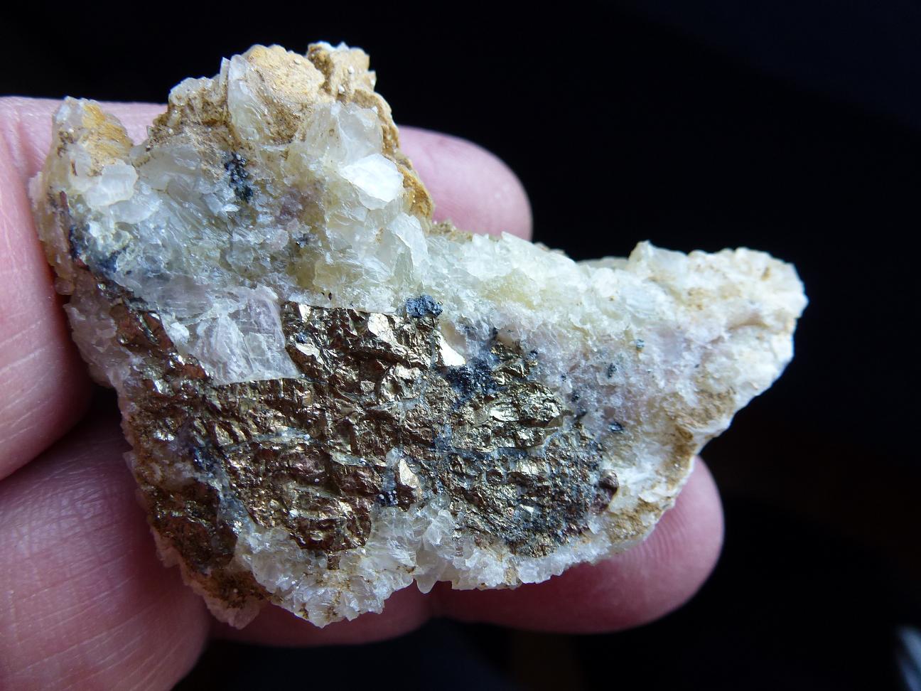 Calcita, Pirita, Magnetita
6 x 5 cm.
(Autor: javier ruiz martin)