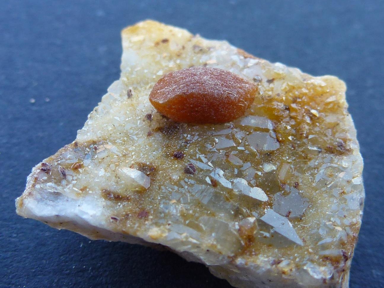 Cuarzo
2 x 2 cm.
(Autor: javier ruiz martin)