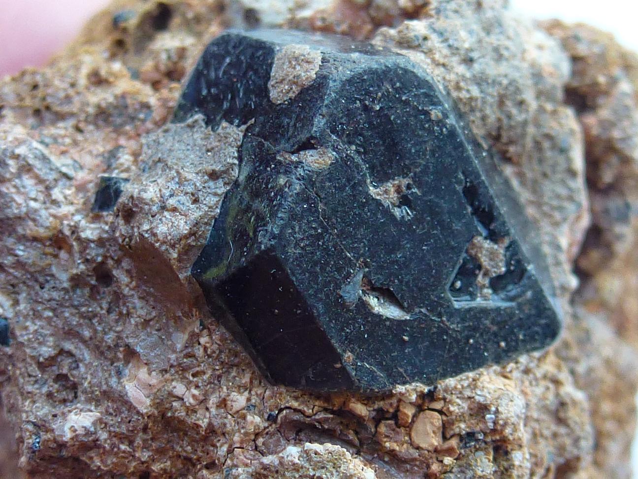 Augita
4 x 4 cm.
(Autor: javier ruiz martin)