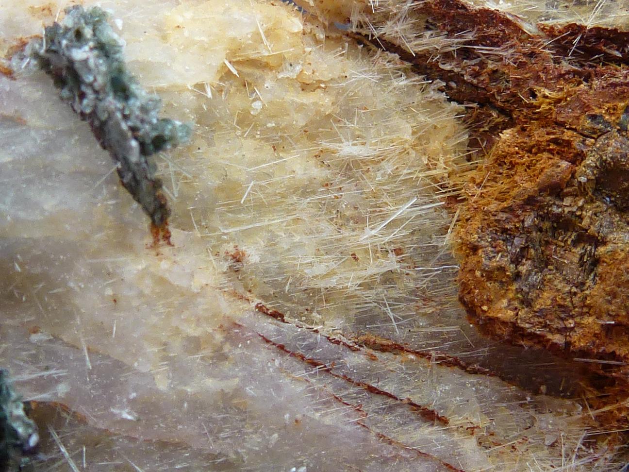 Pirita, Calcita, Tremolita, Magnetita, Actinolita, Clorita
6 x 6 cm.
(Autor: javier ruiz martin)
