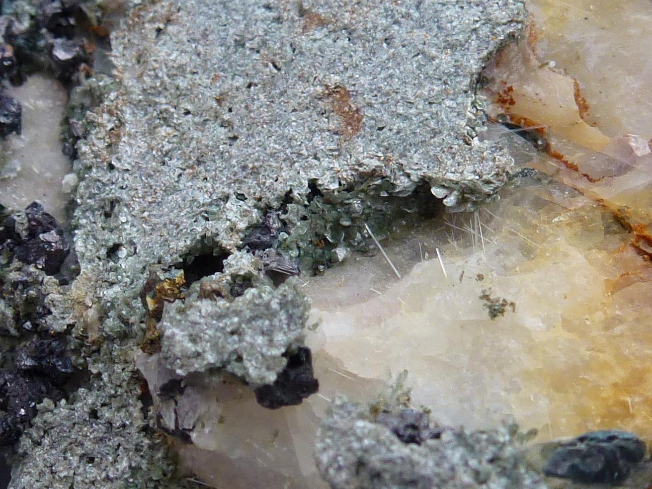 Pirita, Calcita, Tremolita, Magnetita, Actinolita, Clorita
6 x 6 cm.
(Autor: javier ruiz martin)