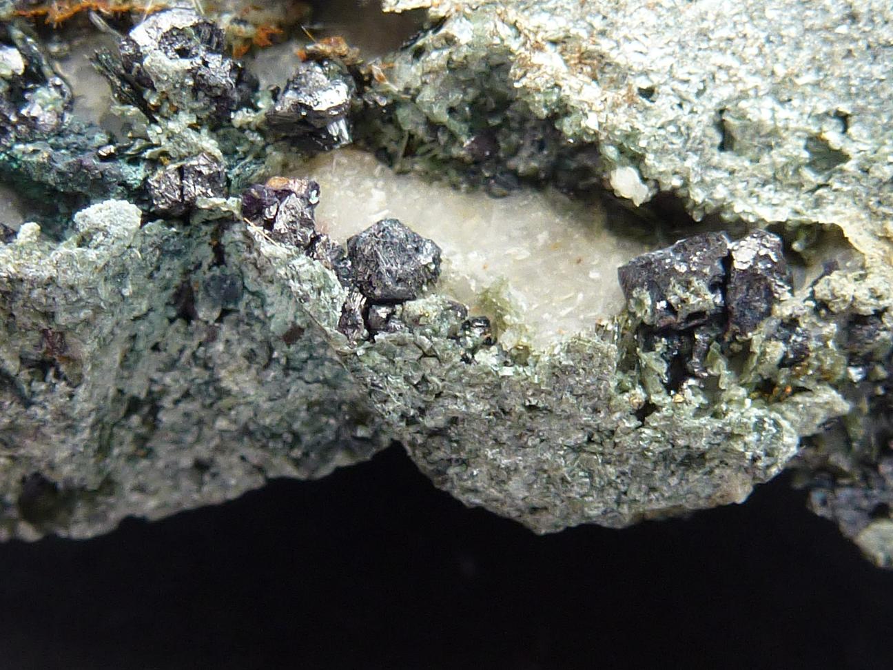 Pirita, Calcita, Tremolita, Magnetita, Actinolita, Clorita
6 x 6 cm.
(Autor: javier ruiz martin)