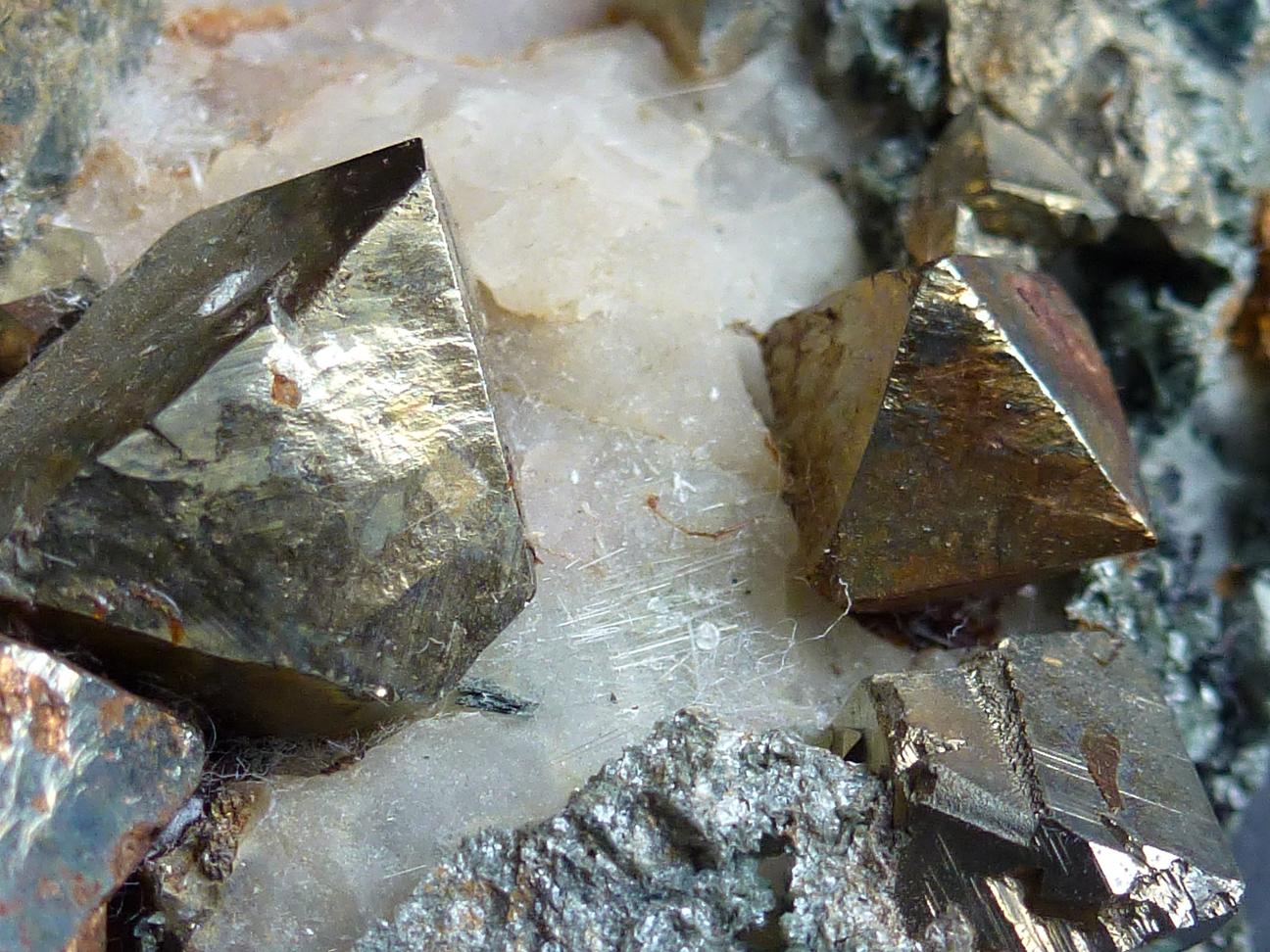Pirita, Calcita, Tremolita, Magnetita, Actinolita, Clorita
6 x 6 cm.
(Autor: javier ruiz martin)