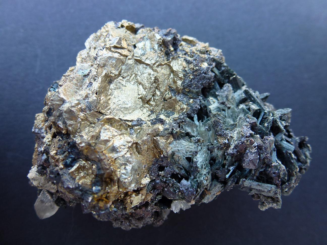 Pirita, Ferro-actinolita, Actinolita, Anfíbol (variedad uralita), Magnetita, Cuarzo
6 x 6 cm.
(Autor: javier ruiz martin)