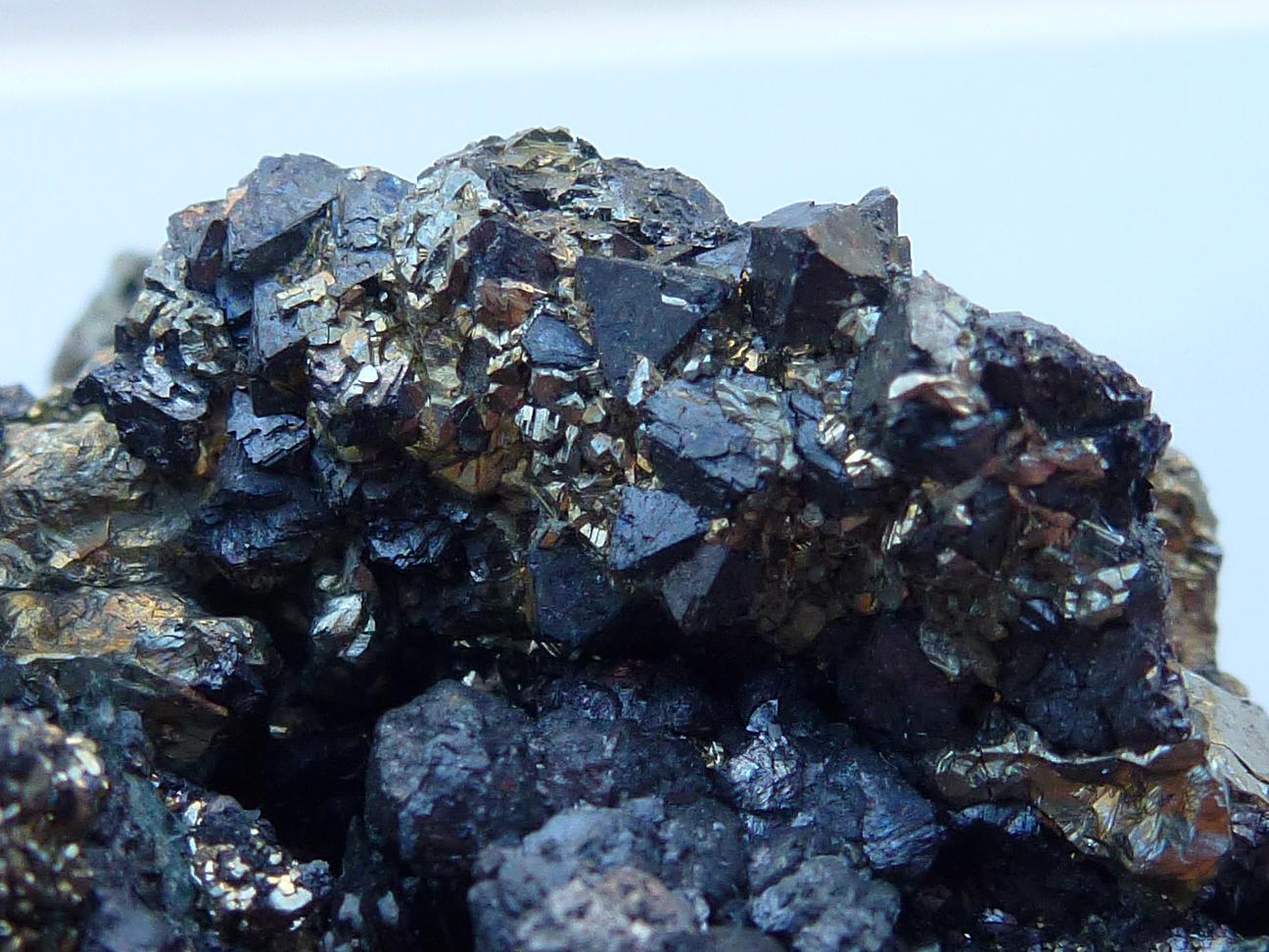 Pirita, Ferro-actinolita, Actinolita, Anfíbol (variedad uralita), Magnetita, Cuarzo
6 x 6 cm.
(Autor: javier ruiz martin)