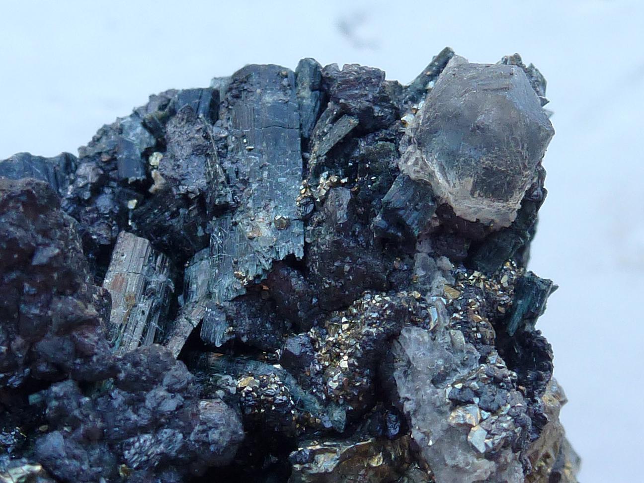 Pirita, Ferro-actinolita, Actinolita, Anfíbol (variedad uralita), Magnetita, Cuarzo
6 x 6 cm.
(Autor: javier ruiz martin)
