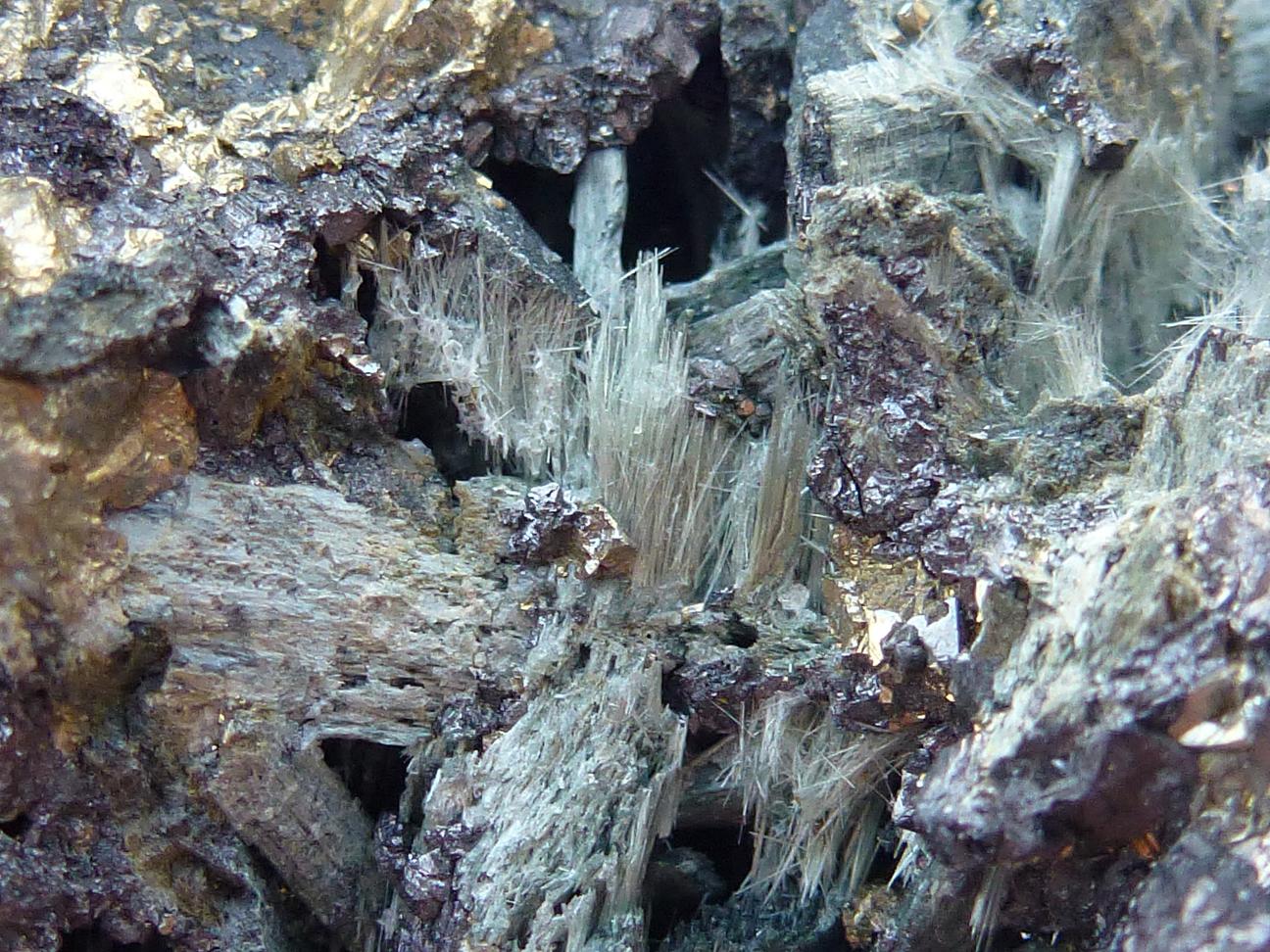 Pirita, Ferro-actinolita, Actinolita, Anfíbol (variedad uralita), Magnetita, Cuarzo
6 x 6 cm.
(Autor: javier ruiz martin)