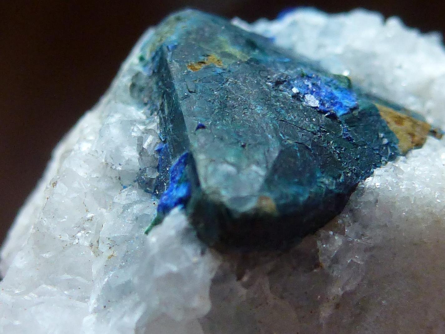 Tetraedrita y Azurita en Cuarzo
0,8 cm. la arista del tetraedro.
(Autor: javier ruiz martin)