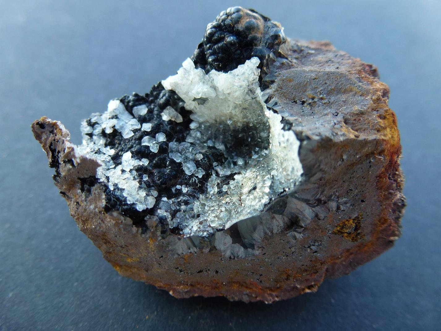 Goethita, Calcita
4 x 4 cm.
(Autor: javier ruiz martin)