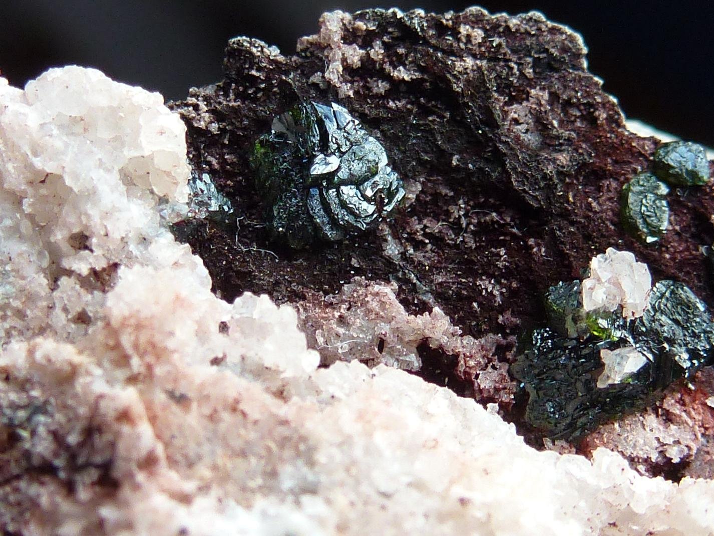 Libethenita
0,3 x 0,2 cm.(cristal mayor de Libethenita)
(Autor: javier ruiz martin)