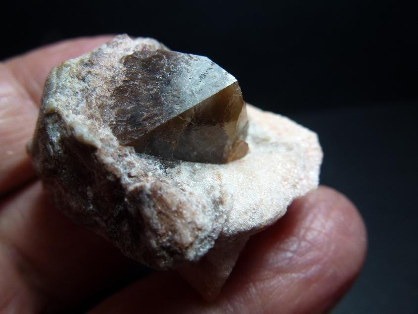 Dolomita (variedad teruelita) en Yeso
2 x 2  cm. la Dolomita.
(Autor: javier ruiz martin)