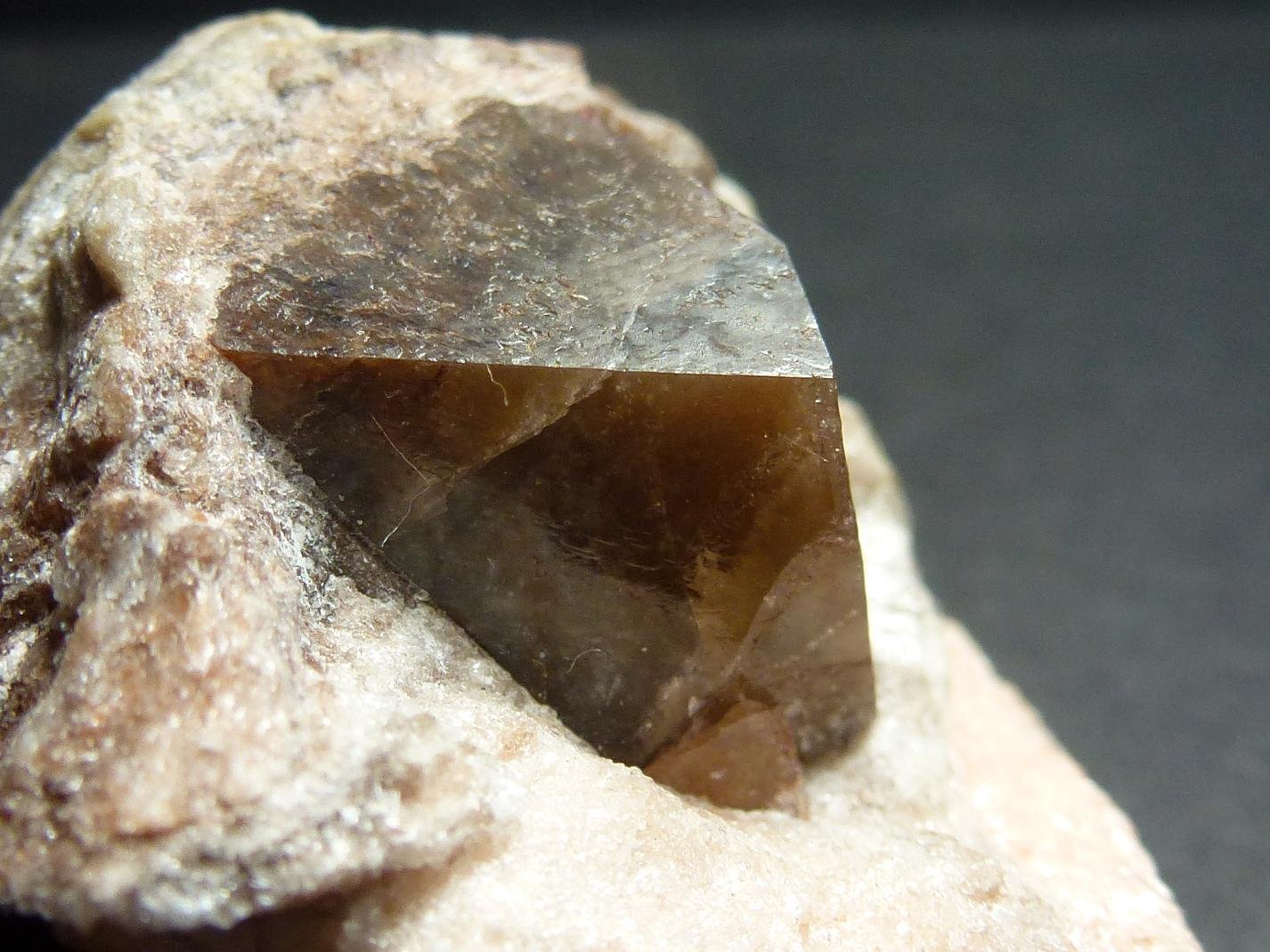 Dolomita (variedad teruelita) en Yeso
2 x 2  cm. la Dolomita
(Autor: javier ruiz martin)
