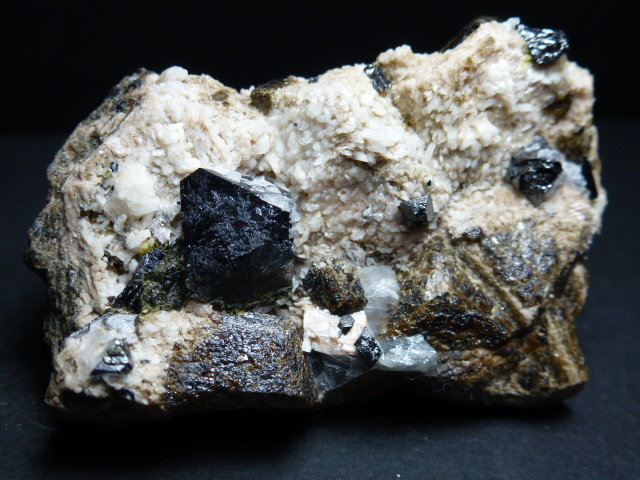 Andradita (Grupo Granate) con Magnetita, Feldespato y Calcita
6 x 4 cm.
(Autor: javier ruiz martin)