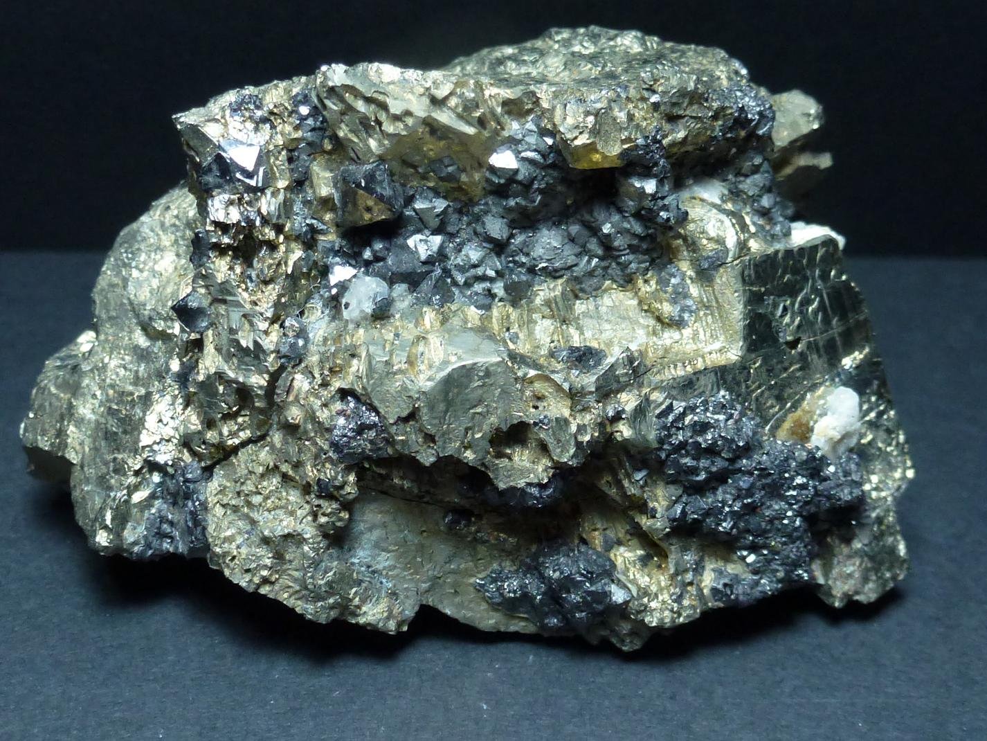Pirita, Magnetita, Calcita
7 x 5 cm.
(Autor: javier ruiz martin)