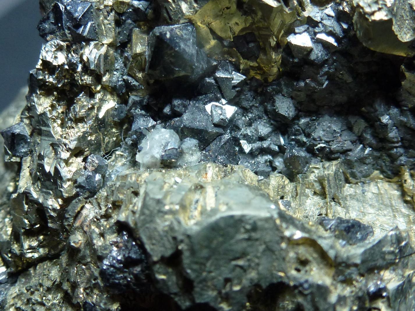 Pirita, Magnetita, Calcita
7 x 5 cm.
(Autor: javier ruiz martin)