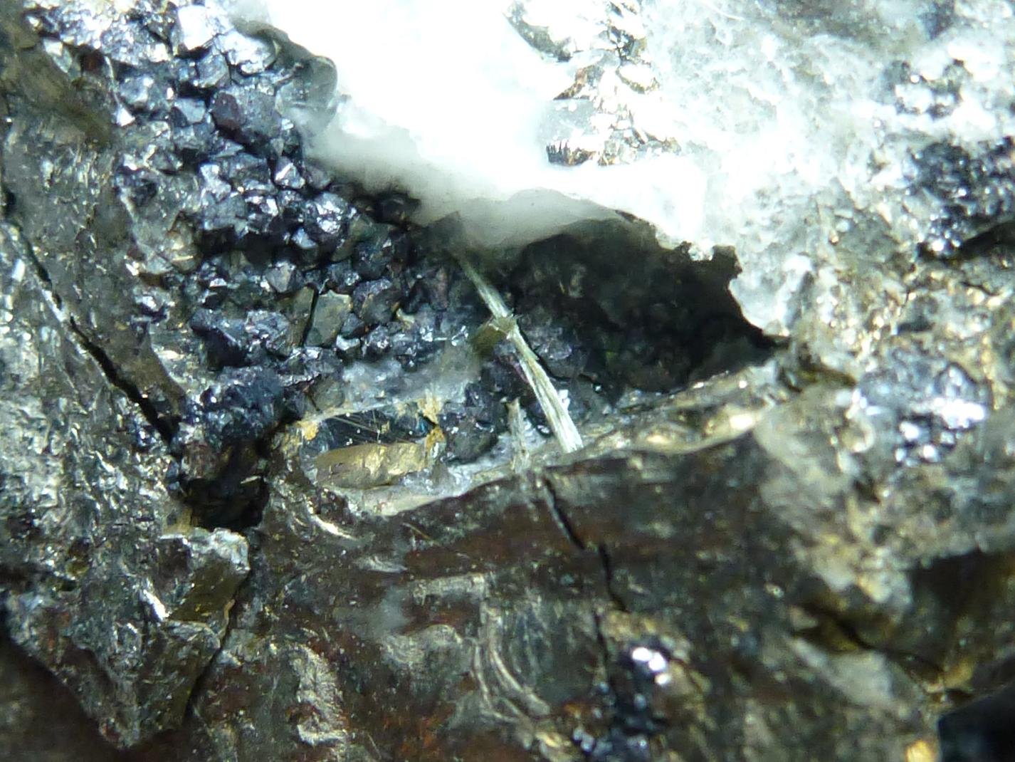 Pirita, Magnetita, Calcita
7 x 5 cm
(Autor: javier ruiz martin)