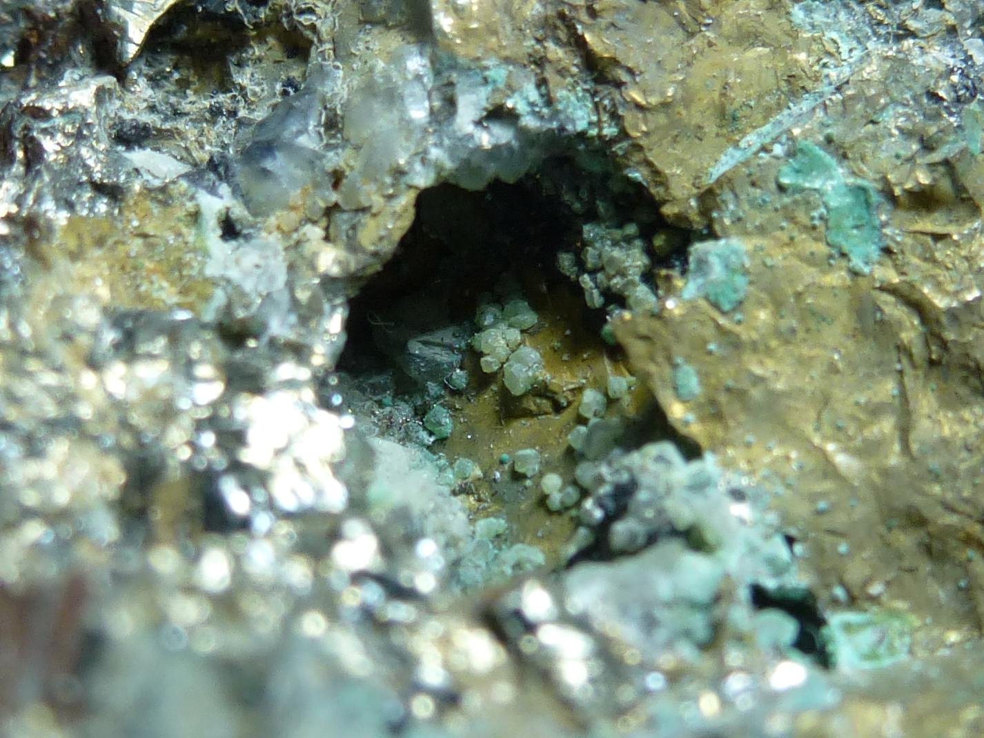 Pirita, Magnetita, Calcita
7 x 5 cm
(Autor: javier ruiz martin)