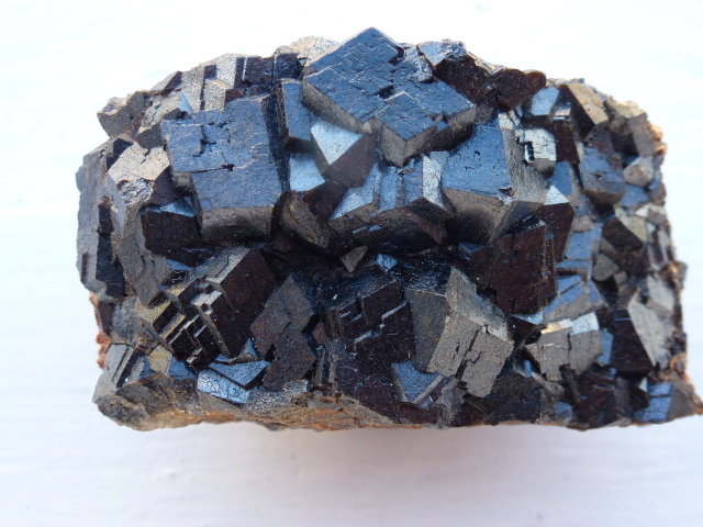 Andradita (variedad melanita)
7,5 x 4,5 cm.la pieza. 1,2 cm. arista cristal mayor granate
(Autor: javier ruiz martin)