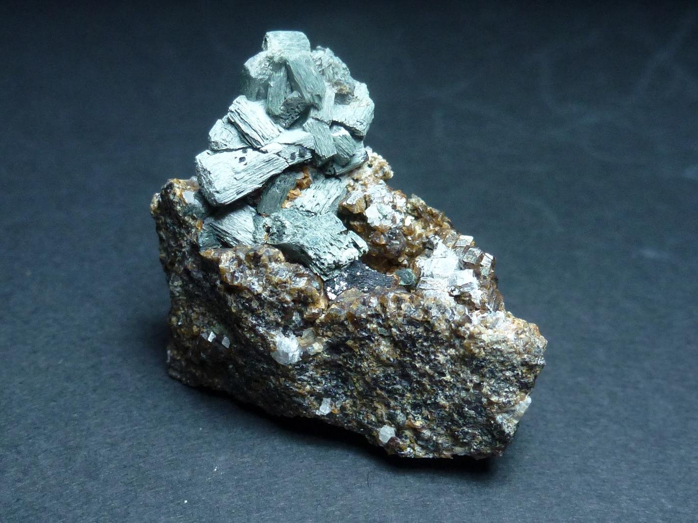 Anfibol (variedad uralita), Granate (Grupo) y Magnetita
4 x 4 cm.
(Autor: javier ruiz martin)
