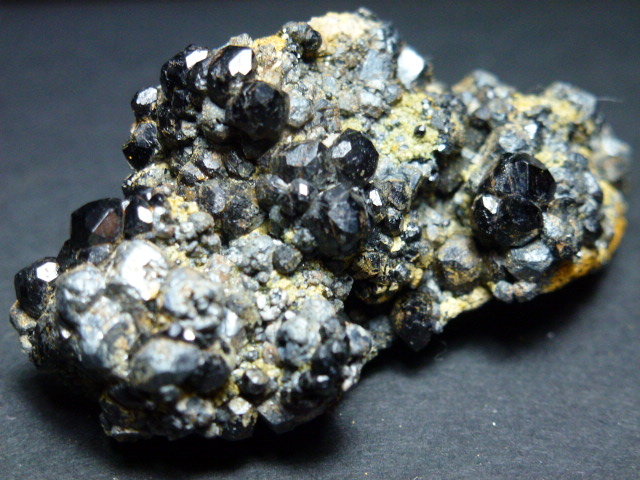 Andradita (variedad melanita) y Magnetita
5 x 3 cm.
(Autor: javier ruiz martin)