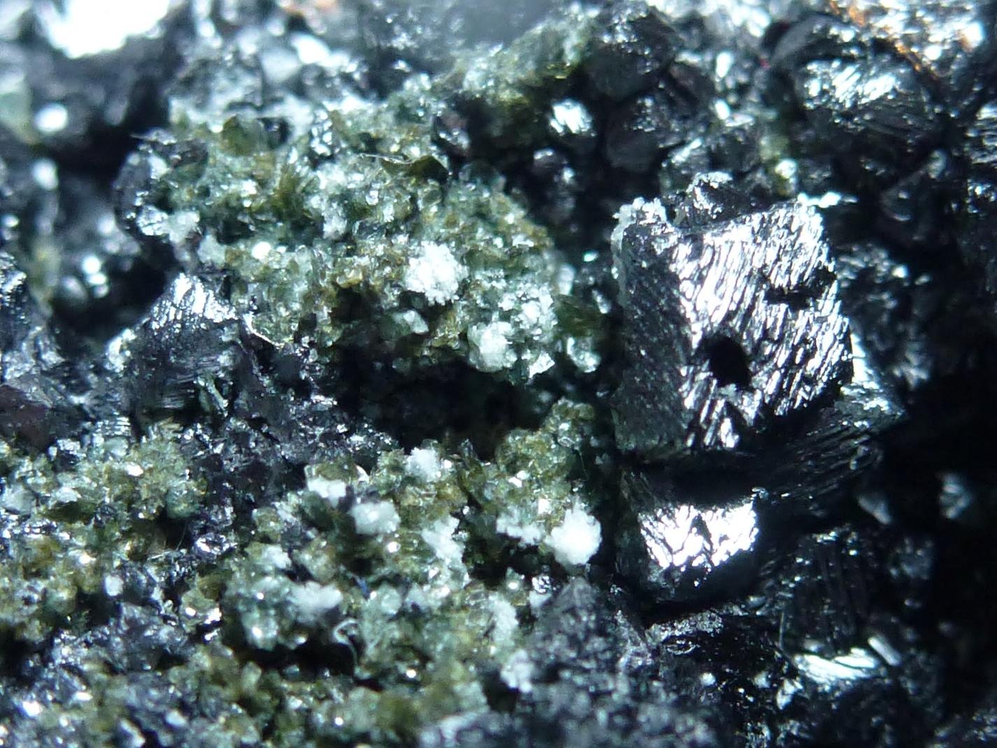 Magnetita, Clinocloro, Pirita, Actinolita y Calcita
7 x 4 cm.
(Autor: javier ruiz martin)